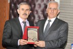 Oğuz’dan müdürlere plaket