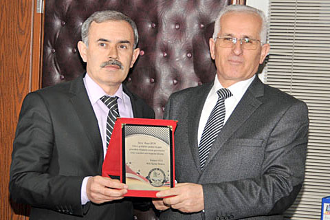 Oğuz’dan müdürlere plaket