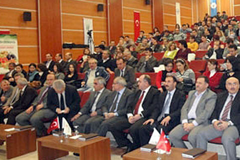 Çiftçilere gübrelemeyi anlattılar