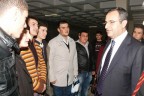 Vali öğrenci kuyruğunda