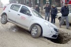 Denizli’de araç kendi kazdığı kuyuya düştü