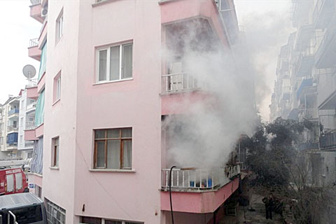 Kovadaki köz binayı yakıyordu