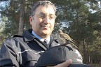 Güneşin tadını polis şapkasında çıkardı