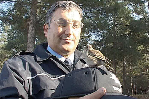 Güneşin tadını polis şapkasında çıkardı