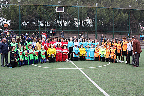 Annem futbol oynuyor