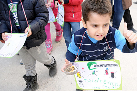 Minikler sigara avına çıktı