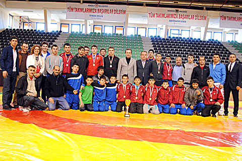 Güreşçiler namağlup şampiyon