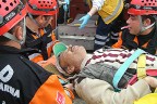 Göçük altında kalan işçi az daha canından oluyordu