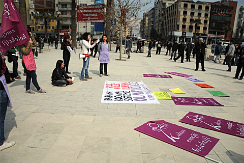 Kadına şiddeti önlüklerle protesto ettiler