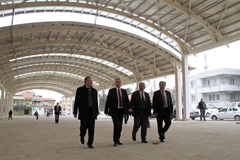 Karşıyaka kapalı pazaryeri hizmete hazır