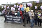 Kadına şiddete balon ve güvercinli protesto