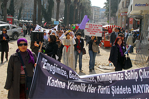 Köylü kadınlardan kaşıklı tavalı şiveli protesto