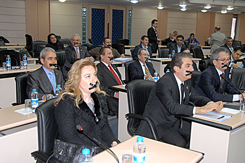CHP’li meclis üyeleri ağızlarını bantladı