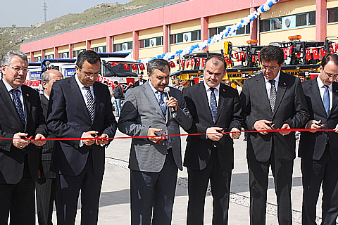 Bakan Eroğlu Denizli’de araç verdi, temel attı, fidan dikti