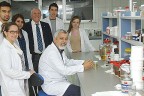Afrikalıyı güneşten böcekten Denizlili işadamı koruyor