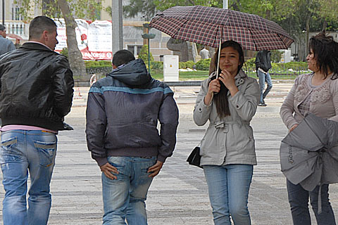 Rüzgâr vatandaşlara zor anlar yaşattı