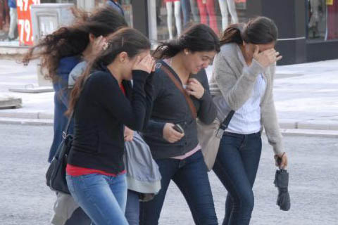 Şiddetli lodos hayatı olumsuz etkiliyor