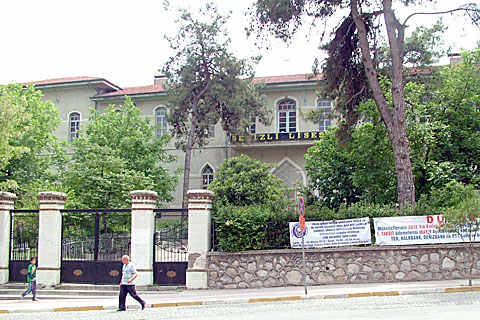 Koca Mektep’i korumak için dernek kurdular