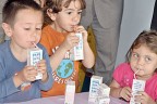 Denizli’de dağıtılan sütlerden numune alınıyor