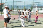 Yurt çocukları tenis öğreniyor