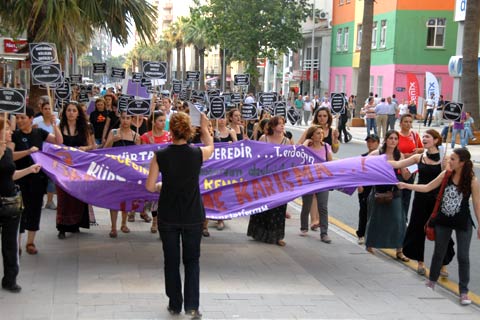 Denizil’de kadınlar kürtaj için 3. kez Delikliçınar Meydanı’nda
