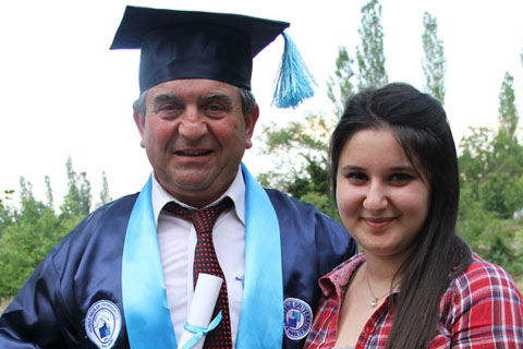 Osman Öğretmen üçüncü üniversitesini bitirdi