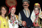 Tevfik Tan kızlarıyla aynı sahnede