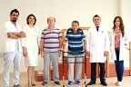 Yürüyemeyen iki hastayı yürüttüler
