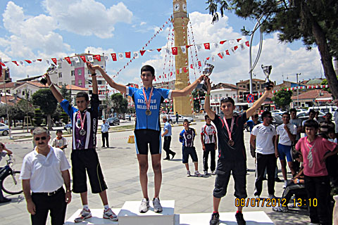 Bisikletçiler madalyayla döndü
