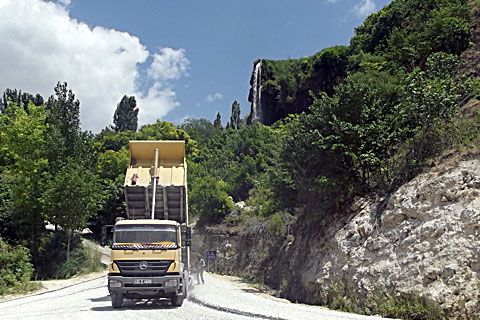 Güney Şelalesi’ne giden yola asfaltlama