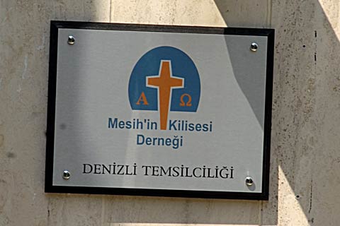 Kilisenin tabelası indi tartışma bitmedi
