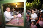 Başkan amcadan çocuklara pamuk şekeri