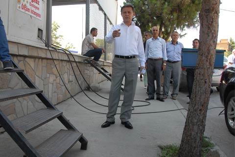 CHP’den Zeybekci’ye merdivenli gönderme