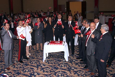Coşkuyu bayraklarla zirveye taşıdılar