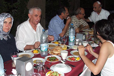 Rekortmen’den iftar yemeği