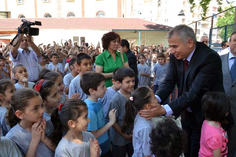 9 bin öğrenciye önlük hediyesi