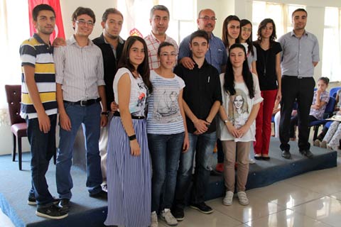 Üniversiteli öğrencilerden örnek davranış