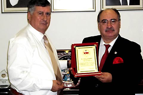 Keskin’e ‘yılın siyasetçisi’ ödülü