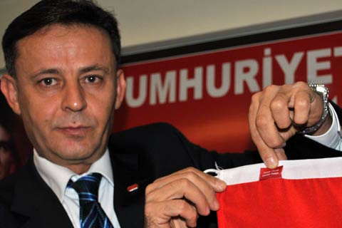 Türk Bayrağı’nda etiket krizi
