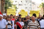 Binlerce vatandaş belediye binasının önünde toplandı