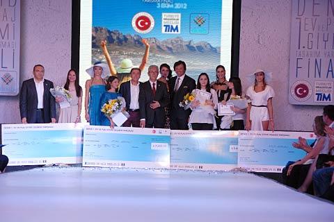 Denizlili amatör tasarımcıların kıyafetlerini profesyoneller sergiledi