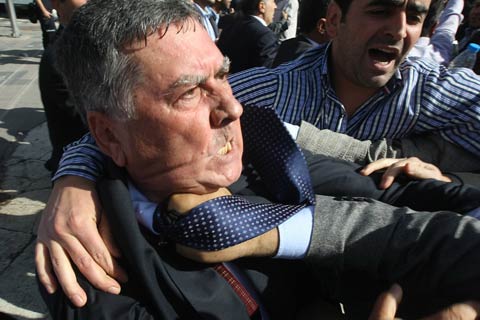 CHP’li Keskin’e 29 Ekim’de polisten sert müdahalenin fotoğrafı