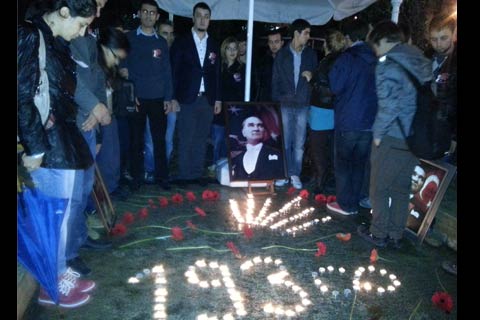 Atatürk’ü mum ışığında andılar