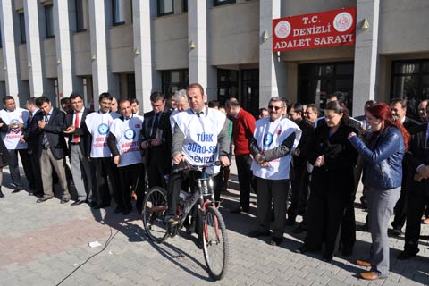 Memurdan bisikletli eylem