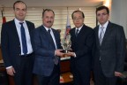 Özer Afrika ve Çin’li heyeti ağırladı