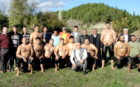 Kale’de pehlivanlı düğün