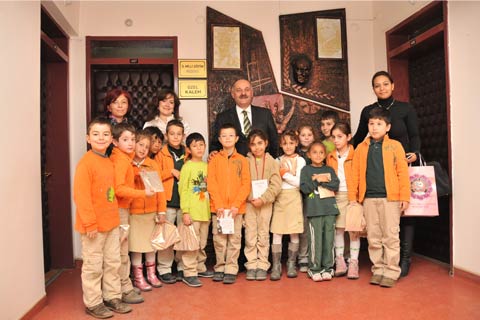 Miniklerden Akgül’e kutlama