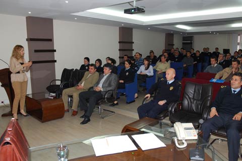 Polise orantısız güç semineri