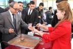 Rektör Bağcı aşure dağıttı