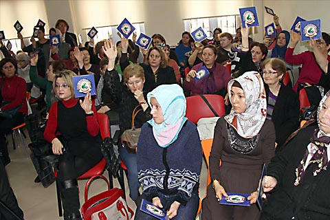 Kadınlar anlaşamadı, yeniden başkan seçti